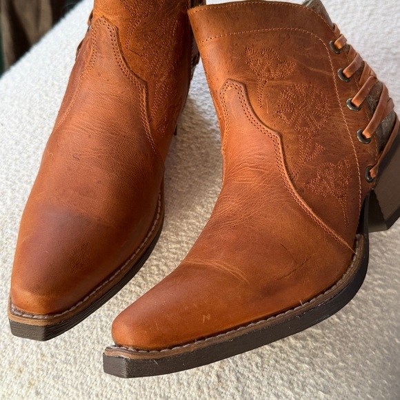 Sbicca Siren Western Leather Ankle Boot Zip Up Metallic & Distressed NWT 8.5 - Picture 7 of 11